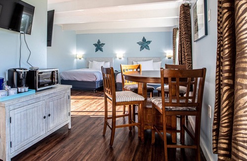 Baileys Harbor Hotel | Beachfront Inn