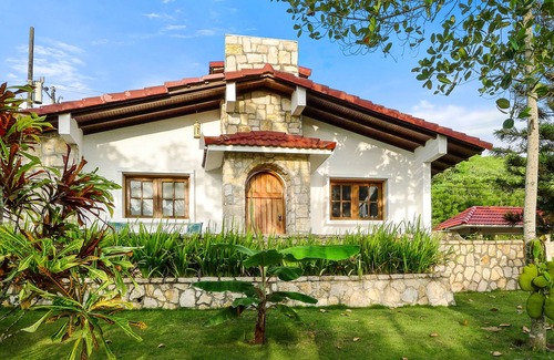 Comuna San José Cabaña | Frente a la playa, piscina grande, piscina de entrenamiento y jacuzzi, área de barbacoa, jardines espectaculares