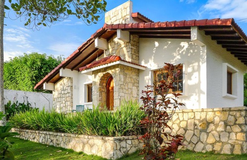 Comuna San José Cabaña | Frente a la playa, piscina grande, piscina de entrenamiento y jacuzzi, área de barbacoa, jardines espectaculares