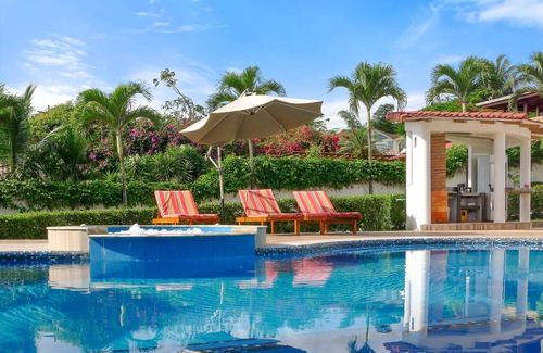 Comuna San José Cabaña | Frente a la playa, piscina grande, piscina de entrenamiento y jacuzzi, área de barbacoa, jardines espectaculares