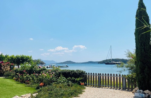 Perigiali Villa | Nueva villa de lujo frente al mar, con jardín y piscina privada