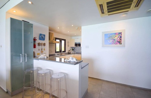 Saint Lawrence Apartamento | Beachfront Luxury with Incredible Ocean Views