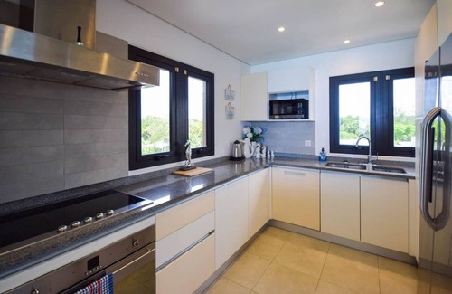 Saint Lawrence Apartamento | Beachfront Luxury with Incredible Ocean Views