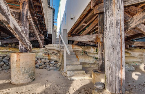 Eastern Malibu Cabaña | Beachfront Malibu House w/ Sauna & Ocean-view Deck
