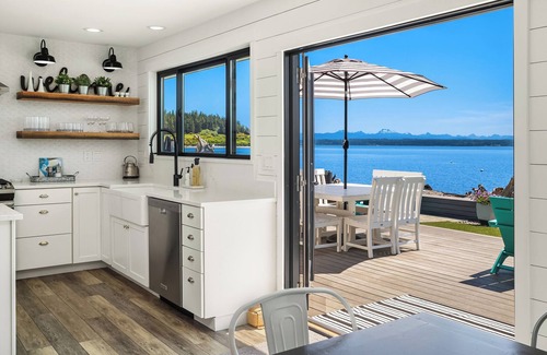 Camano Island Casa | Beachfront - Modern 2-bedroom house on beautiful Camano Island; Sleeps 10
