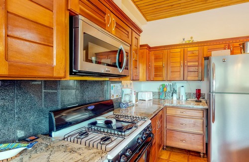Caribbean Way Villa | Propiedad frente a la playa con terraza privada, piscina y kayaks: playa privada y muelle.