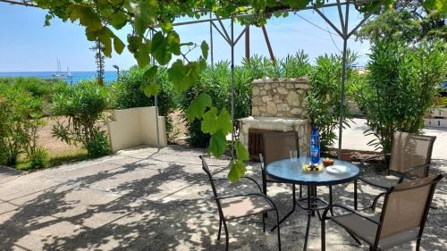 Skala Casa | Beachfront Oleanders House in Skala