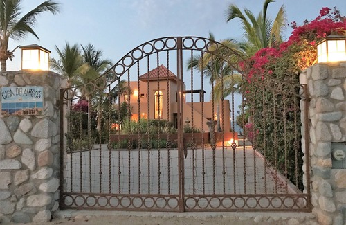 Los Barriles Casa | Frente a la playa en la arena con piscina de borde infinito, jacuzzi y playa amigable para los nadadores.