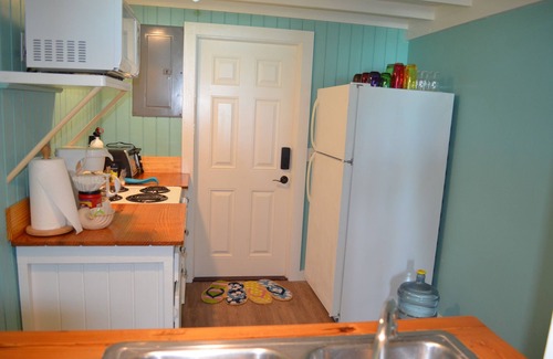 Spanish Wells Apartamento | Beach Escape: amplio dormitorio con cocina completa y porche cubierto.