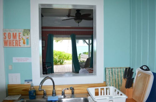 Spanish Wells Apartamento | Beach Escape: amplio dormitorio con cocina completa y porche cubierto.