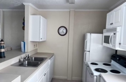 Freeport Condominio | Beachfront One Bedroom Condo w/Seaside Pool. Pet Friendly! 2 or 7 night stay.