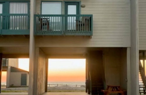 Freeport Condominio | Beachfront One Bedroom Condo w/Seaside Pool. Pet Friendly! 2 or 7 night stay.