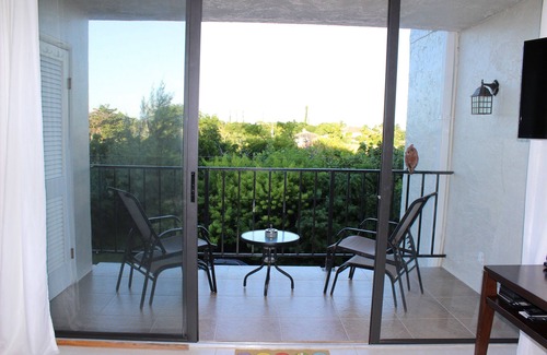 Williams Town Condominio | Beachfront Paradise - Condo Living with Hotel Quality