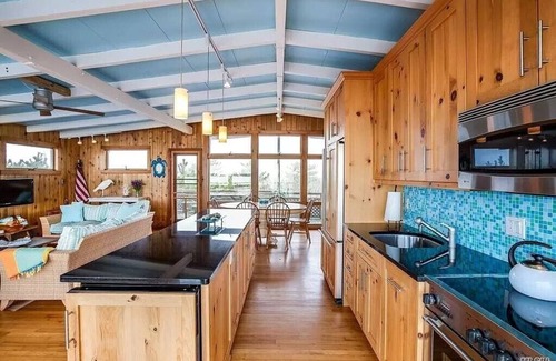 Davis Park Casa | Beachfront Paradise with private walk to beach