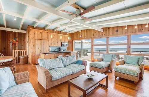 Davis Park Casa | Beachfront Paradise with private walk to beach