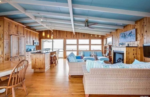 Davis Park Casa | Beachfront Paradise with private walk to beach