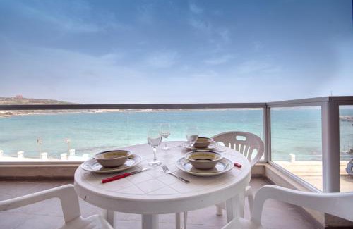 Għadira Apartamento | Beachfront Pretty Holiday Home