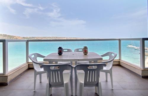 Għadira Apartamento | Beachfront Pretty Holiday Home