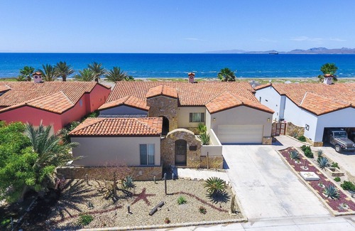 La Paz Villa | Frente a la playa con piscina privada en Golf Resort, Chef-Meals, Maid & Concierge Srvcs.