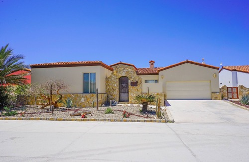 La Paz Villa | Frente a la playa con piscina privada en Golf Resort, Chef-Meals, Maid & Concierge Srvcs.