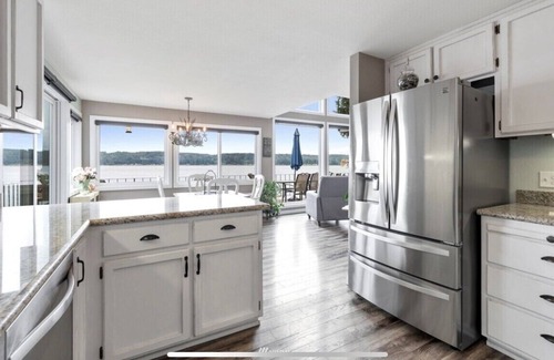 Burley Casa | beachfront, private, water views from all rooms, high-end, 7mins to shops.
