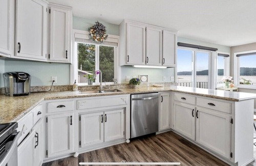 Burley Casa | beachfront, private, water views from all rooms, high-end, 7mins to shops.