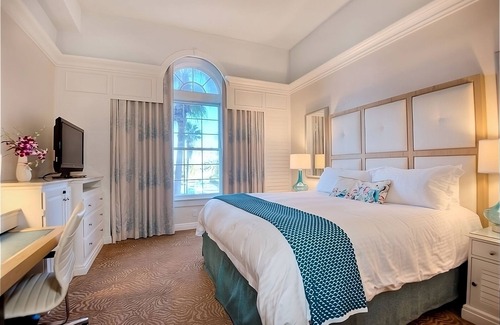 Pass-a-Grille Hotel | Beachfront Property w/ Amazing View! Gorgeous Room w/ King Bed, Outdoor Pool