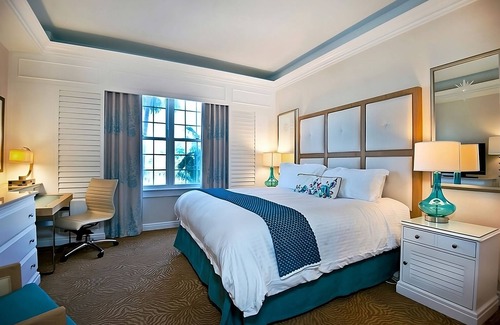 Pass-a-Grille Hotel | Beachfront Property w/ Amazing View! Gorgeous Room w/ King Bed, Outdoor Pool