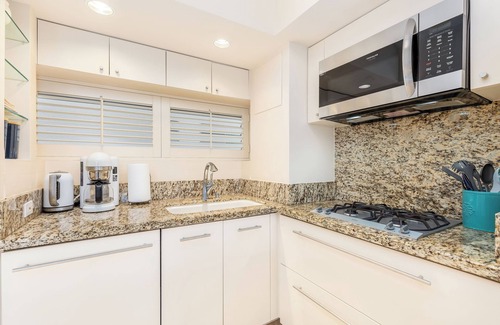 Honolulu Condominio | Beachfront Property w/Sand Access at Waikiki Shore Condo with Full Kitchen