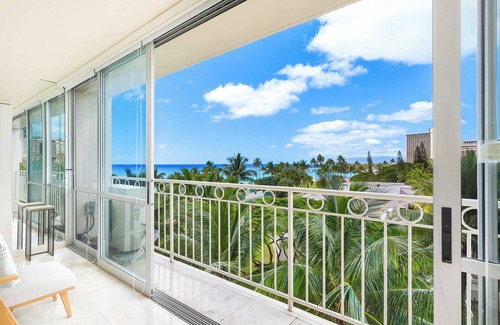 Honolulu Condominio | Beachfront Property w/Sand Access at Waikiki Shore Condo with Full Kitchen
