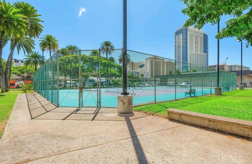 Honolulu Condominio | Beachfront Property w/Sand Access at Waikiki Shore Condo with Full Kitchen