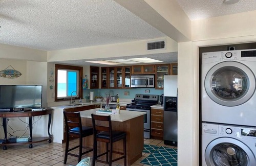 Belleair Beach Condominio | BEACHFRONT! Quiet Belleair Beach condo with amazing Gulf of Mexico sunset views!