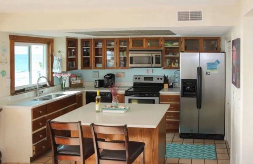 Belleair Beach Condominio | BEACHFRONT! Quiet Belleair Beach condo with amazing Gulf of Mexico sunset views!