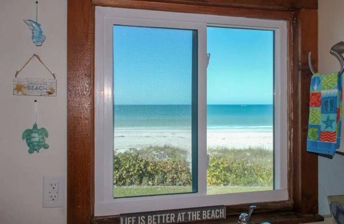 Belleair Beach Condominio | BEACHFRONT! Quiet Belleair Beach condo with amazing Gulf of Mexico sunset views!