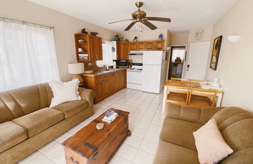 Zona Hotelera Condominio | Beachfront Retreat with Convenient Access to Shops, Dining, and More