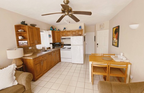 Zona Hotelera Condominio | Beachfront Retreat with Convenient Access to Shops, Dining, and More