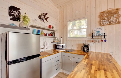 Franklin County Cabaña | Beachfront Retreat w/ Dock in Lanark Village!