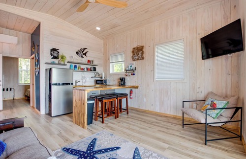 Franklin County Cabaña | Beachfront Retreat w/ Dock in Lanark Village!