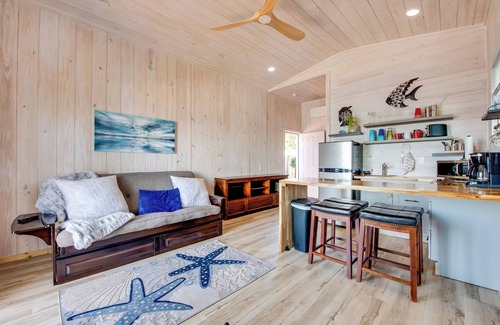 Franklin County Cabaña | Beachfront Retreat w/ Dock in Lanark Village!