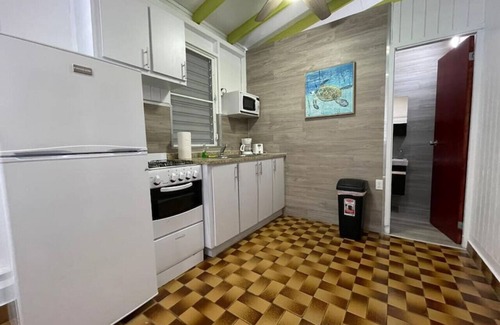El Combate Cabina | Beachfront Rustic Cabin by Sunset Village - Green
