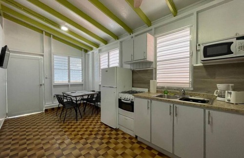 El Combate Cabina | Beachfront Rustic Cabin by Sunset Village - Green
