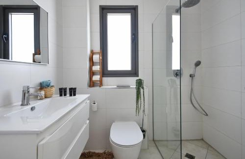 Nahariya Apartamento | Beachfront Sea View Dream Escape - 3BR with Mamad