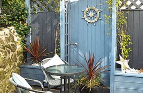 Rhos on Sea Cabaña | Beachfront Sea View Cottage