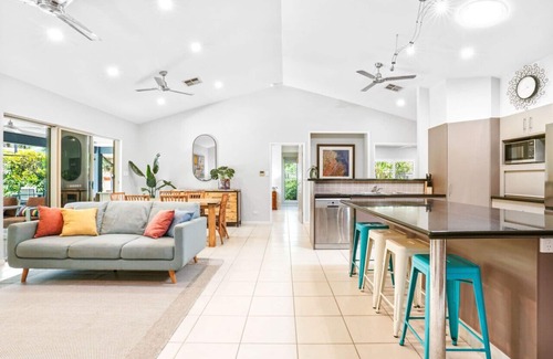 Wonga Beach Casa | Beachfront Serenity at Wonga Beach- Coastal Luxury Awaits: Stunning Beachfront Retreat with Pool and Spacious Living!