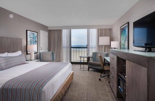 Newport Hotel | Beachfront Stay! Drive Along Highway 101 | Near Yaquina Bay Lighthouse