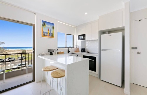 Coolangatta Apartamento | Beachfront Studio with Balcony & Stunning Views