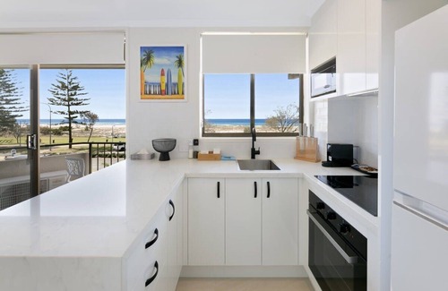 Coolangatta Apartamento | Beachfront Studio with Balcony & Stunning Views