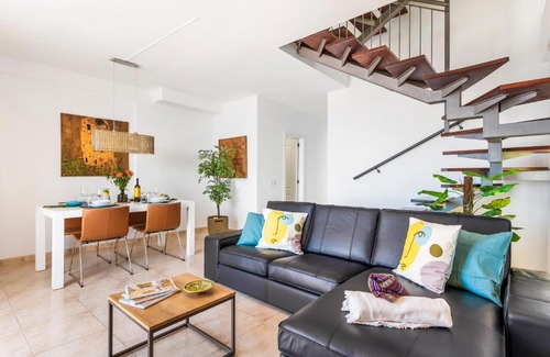 Radazul Apartamento | Beachfront triplex with swimming pool & parking