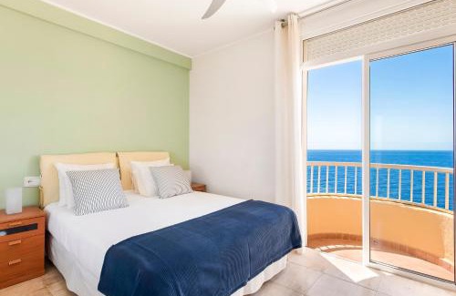 Radazul Apartamento | Beachfront triplex with swimming pool & parking