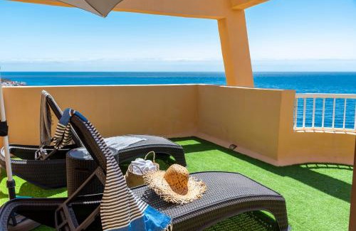 Radazul Apartamento | Beachfront triplex with swimming pool & parking